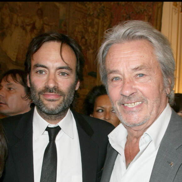 Exclusif- Alain Delon et Anthony Delon - Cyril Viguier élevé au rang de chevalier de l'ordre. national du mérite à Matignon le 3 juin 2009