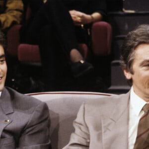 Archives - En France, à Paris, sur le plateau de "Sacrée Soirée", Anthony Delon et son père Alain Delon en décembre 1988.