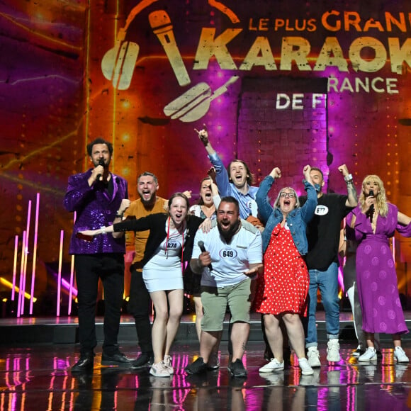 Exclusif - Eric Antoine et Elodie Gossuin avec le gagnant de la seconde émission de télévision "Le Plus Grand Karaoké de France" durant l'enregistrement de la seconde émission de télévision "Le Plus Grand Karaoké de France" dans le théâtre antique d'Orange, diffusée le 29 septembre à 21h10 sur M6. Le 18 mai 2022. © Bruno Bebert / Bestimage 