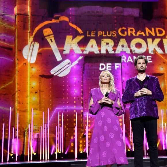 Exclusif - Eric Antoine et Elodie Gossuin durant l'enregistrement de la seconde émission de télévision "Le Plus Grand Karaoké de France" dans le théâtre antique d'Orange, diffusée le 29 septembre à 21h10 sur M6. Le 18 mai 2022.  © Bruno Bebert / Bestimage 