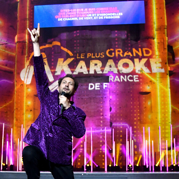 Exclusif - Eric Antoine durant l'enregistrement de la seconde émission de télévision "Le Plus Grand Karaoké de France" dans le théâtre antique d'Orange, diffusée le 29 septembre à 21h10 sur M6. Le 18 mai 2022.  © Bruno Bebert / Bestimage 