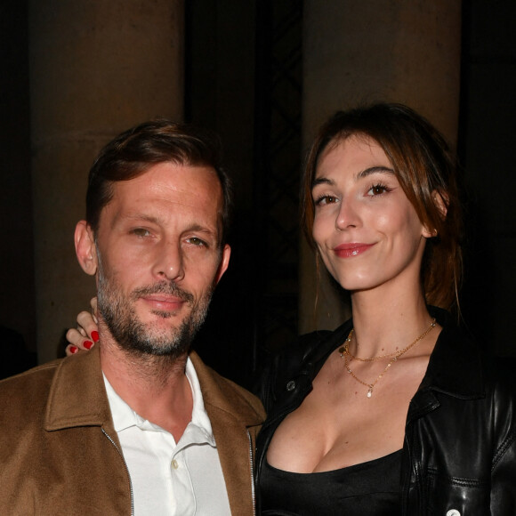 Nicolas Duvauchelle et sa fiancée Chloé Roy - Front row lors du défilé Etam Live Show 2022 dans les jardins des Archives Nationales lors de la fashion week printemps/été 2023 le 27 septembre 2022. © Agence Bestimage 