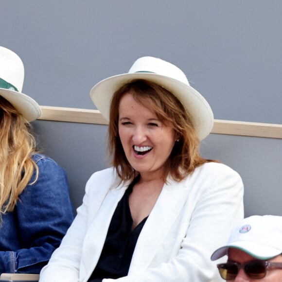 Anne Roumanoff et sa fille Marie Vaillant dans les tribunes lors des Internationaux de France de Tennis de Roland Garros 2022. Paris, le 5 juin 2022. © Dominique Jacovides/Bestimage 