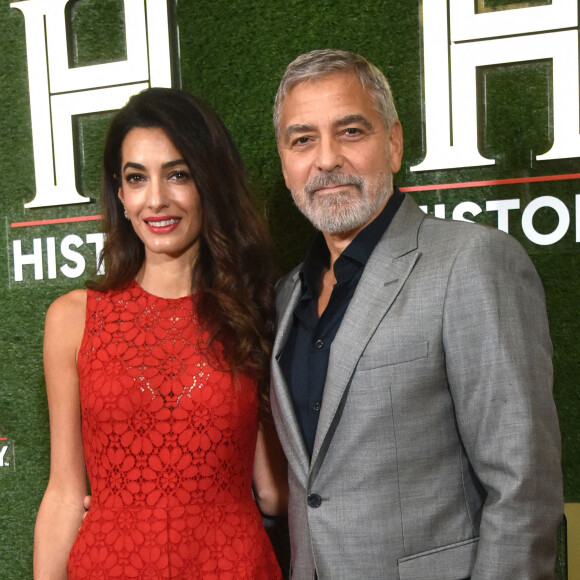 Amal Clooney et son mari George Clooney au photocall de la soirée "HISTORYTalk : Your Place in History" dans le DAR Constitution Hall de la Maison Blanche à Washington DC. 