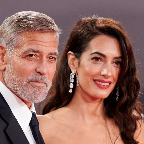 George et Amal Clooney au photocall du film "The tender bar" lors du 65e festival du film de Londres (BFI) le 10 octobre 2021. 