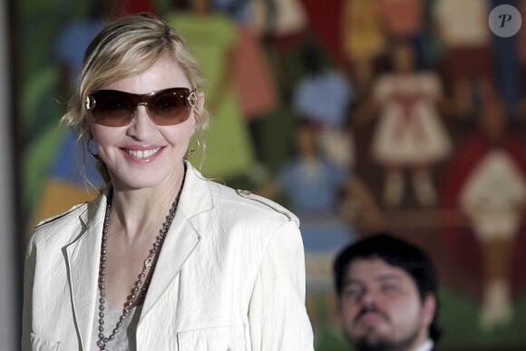 La popstar Madonna en visite au Brésil a rencontré le gouverneur de Sao Paulo José Serra, le 10 février 2010.