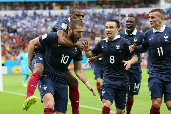 Karim Benzema après son but avec Patrice Evra, Mathieu Valbuena et Antoine Griezmann lors du match de l'équipe de France contre l'équipe du Honduras au stade Beira-Rio à Porto Alegre, le 15 juin 2014 pour le premier match de l'équipe de France (groupe E) à la coupe du monde de football de la FIFA.