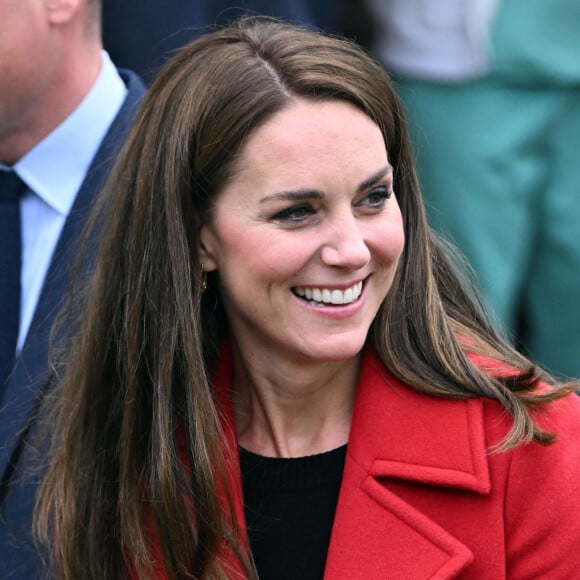 Le prince William, prince de Galles, et Catherine (Kate) Middleton, princesse de Galles, lors de leur visite à l'église St Thomas à Swansea, Royaume Uni