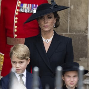 Catherine (Kate) Middleton, princesse de Galles, Le prince George de Galles, La princesse Charlotte de Galles - Procession du cercueil de la reine Elizabeth II d'Angleterre de Wesminster Hall où il était exposé au public, jusqu'à l'Abbaye de Westminster. Le cercueil est installé sur l'affût du canon, puis tiré par 142 marins de la Royal Navy à l'aide de cordages, dans la plus pure tradition de la monarchie britannique. Cette tradition remonte aux funérailles d'Etat de la reine Victoria en février 1901. Londres, le 19 septembre 2022. 