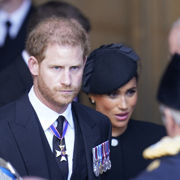 Le prince Harry, duc de Sussex et Meghan Markle, duchesse de Sussex - - Sortie - Procession cérémonielle du cercueil de la reine Elisabeth II du palais de Buckingham à Westminster Hall à Londres, où les Britanniques et les touristes du monde entier pourront lui rendre hommage jusqu'à ses obsèques prévues le 19 septembre 2022. Le 14 septembre 2022. 