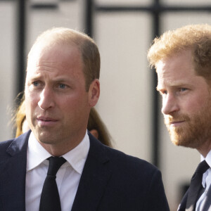 Le prince de Galles William, le prince Harry, duc de Sussex à la rencontre de la foule devant le château de Windsor, suite au décès de la reine Elisabeth II d'Angleterre. Le 10 septembre 2022 