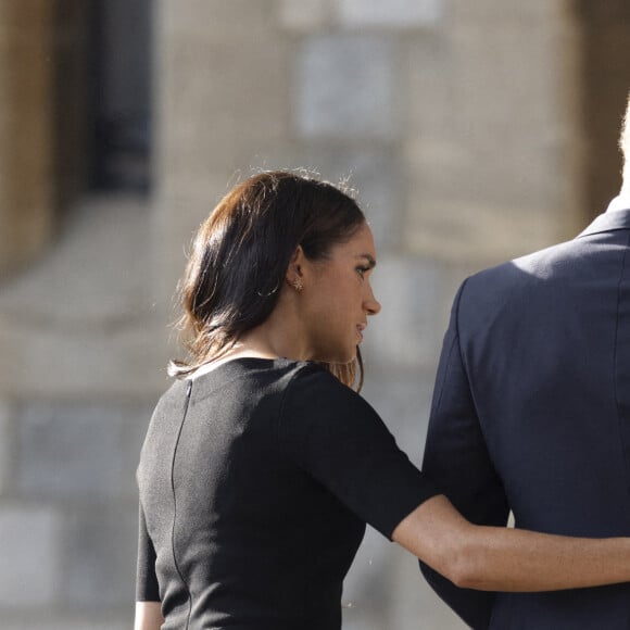 Le prince Harry, duc de Sussex, Meghan Markle, duchesse de Sussex à la rencontre de la foule devant le château de Windsor, suite au décès de la reine Elisabeth II d'Angleterre. Le 10 septembre 2022 