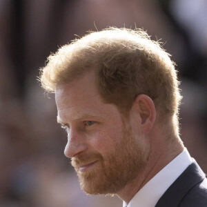 Le prince Harry, duc de Sussex à la rencontre de la foule devant le château de Windsor, suite au décès de la reine Elisabeth II d'Angleterre. Le 10 septembre 2022 