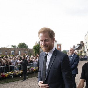 Le prince Harry, duc de Sussex, Meghan Markle, duchesse de Sussex à la rencontre de la foule devant le château de Windsor, suite au décès de la reine Elisabeth II d'Angleterre. Le 10 septembre 2022 