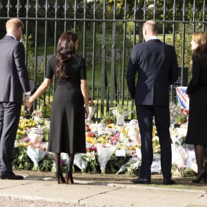 Le prince de Galles William, la princesse de Galles Kate Catherine Middleton, le prince Harry, duc de Sussex, Meghan Markle, duchesse de Sussex devant le château de Windsor, suite au décès de la reine Elisabeth II d'Angleterre. Le 10 septembre 2022