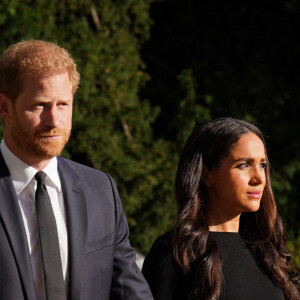 Le prince Harry, duc de Sussex et Meghan Markle, duchesse de Sussex à la rencontre de la foule devant le château de Windsor, suite au décès de la reine Elisabeth II d'Angleterre. Le 10 septembre 2022 