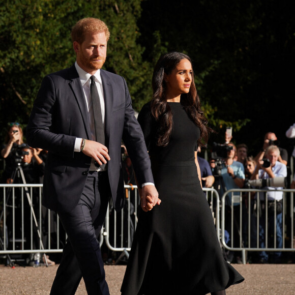 Le prince Harry, duc de Sussex et Meghan Markle, duchesse de Sussex à la rencontre de la foule devant le château de Windsor, suite au décès de la reine Elisabeth II d'Angleterre. Le 10 septembre 2022 