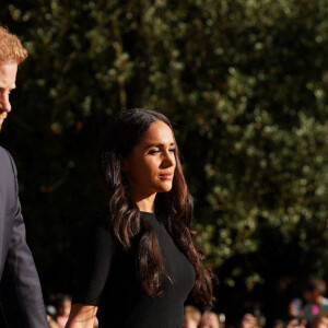 Le prince Harry, duc de Sussex et Meghan Markle, duchesse de Sussex à la rencontre de la foule devant le château de Windsor, suite au décès de la reine Elisabeth II d'Angleterre. Le 10 septembre 2022 