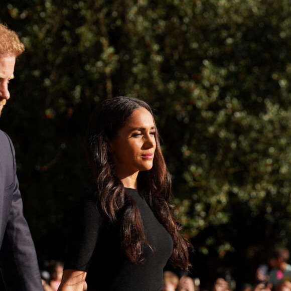 Le prince Harry, duc de Sussex et Meghan Markle, duchesse de Sussex à la rencontre de la foule devant le château de Windsor, suite au décès de la reine Elisabeth II d'Angleterre. Le 10 septembre 2022 