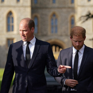 La princesse de Galles Kate Catherine Middleton, le prince de Galles William et le prince Harry, duc de Sussex et Meghan Markle, duchesse de Sussex à la rencontre de la foule devant le château de Windsor, suite au décès de la reine Elisabeth II d'Angleterre. Le 10 septembre 2022 