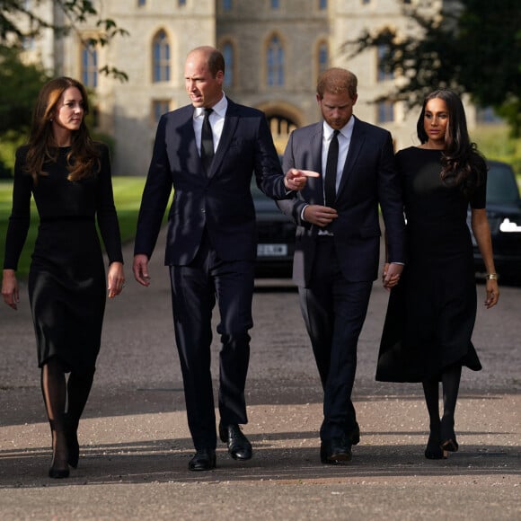 La princesse de Galles Kate Catherine Middleton, le prince de Galles William et le prince Harry, duc de Sussex et Meghan Markle, duchesse de Sussex à la rencontre de la foule devant le château de Windsor, suite au décès de la reine Elisabeth II d'Angleterre. Le 10 septembre 2022 