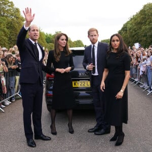 La princesse de Galles Kate Catherine Middleton, le prince de Galles William et le prince Harry, duc de Sussex et Meghan Markle, duchesse de Sussex à la rencontre de la foule devant le château de Windsor, suite au décès de la reine Elisabeth II d'Angleterre. Le 10 septembre 2022 