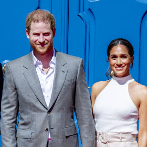 Le prince Harry et Meghan Markle lors d'une cérémonie à l'hôtel de ville de Dusseldorf pour le lancement des Invictus Games.