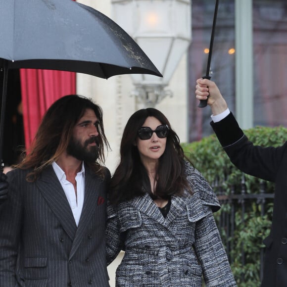 Monica Bellucci et Nicolas Lefebvre à la sortie du déjeuner Chanel après le défilé lors de la fashion week à Paris, le 5 mars 2019.