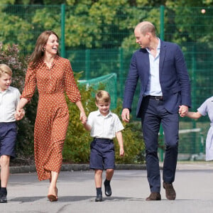 Le prince William, duc de Cambridge et Catherine Kate Middleton, duchesse de Cambridge accompagnent leurs enfants George, Charlotte et Louis à l'école Lambrook le 7 septembre 2022. 