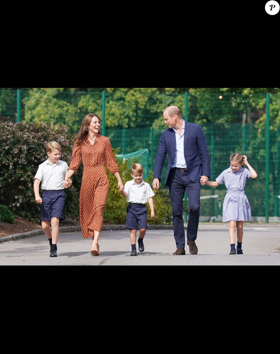 Le prince William, duc de Cambridge et Catherine Kate Middleton, duchesse de Cambridge accompagnent leurs enfants George, Charlotte et Louis à l'école Lambrook le 7 septembre 2022.