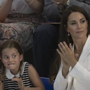 Le prince William, duc de Cambridge, et Catherine (Kate) Middleton, duchesse de Cambridge, avec la princesse Charlotte de Cambridge assistent au Jeux du Commonwealth au centre sportif de l'Université de Birmingham le 2 aout 2022.