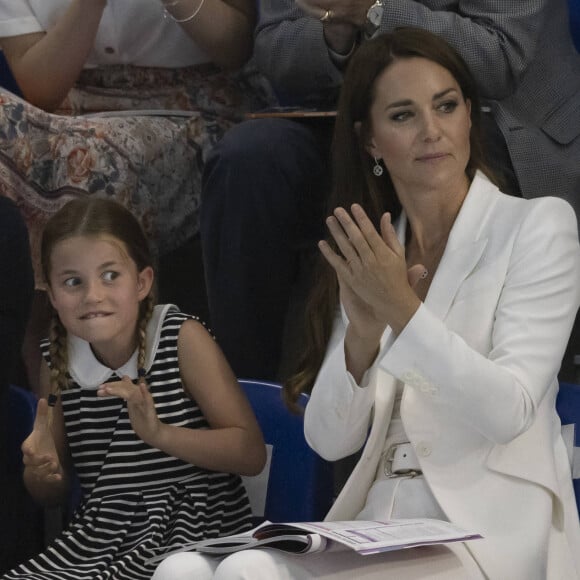 Le prince William, duc de Cambridge, et Catherine (Kate) Middleton, duchesse de Cambridge, avec la princesse Charlotte de Cambridge assistent au Jeux du Commonwealth au centre sportif de l'Université de Birmingham le 2 aout 2022.