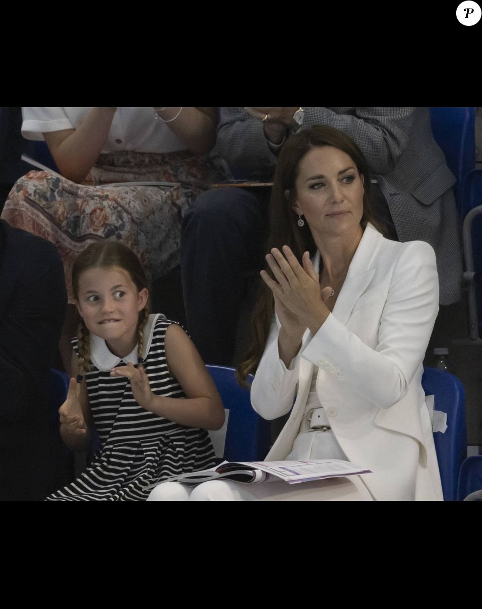 Le prince William, duc de Cambridge, et Catherine (Kate) Middleton, duchesse de Cambridge, avec la princesse Charlotte de Cambridge assistent au Jeux du Commonwealth au centre sportif de l'Université de Birmingham le 2 aout 2022.