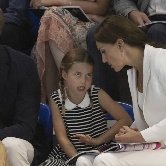 Le prince William, duc de Cambridge, et Catherine (Kate) Middleton, duchesse de Cambridge, avec la princesse Charlotte de Cambridge assistent au Jeux du Commonwealth au centre sportif de l'Université de Birmingham le 2 aout 2022.