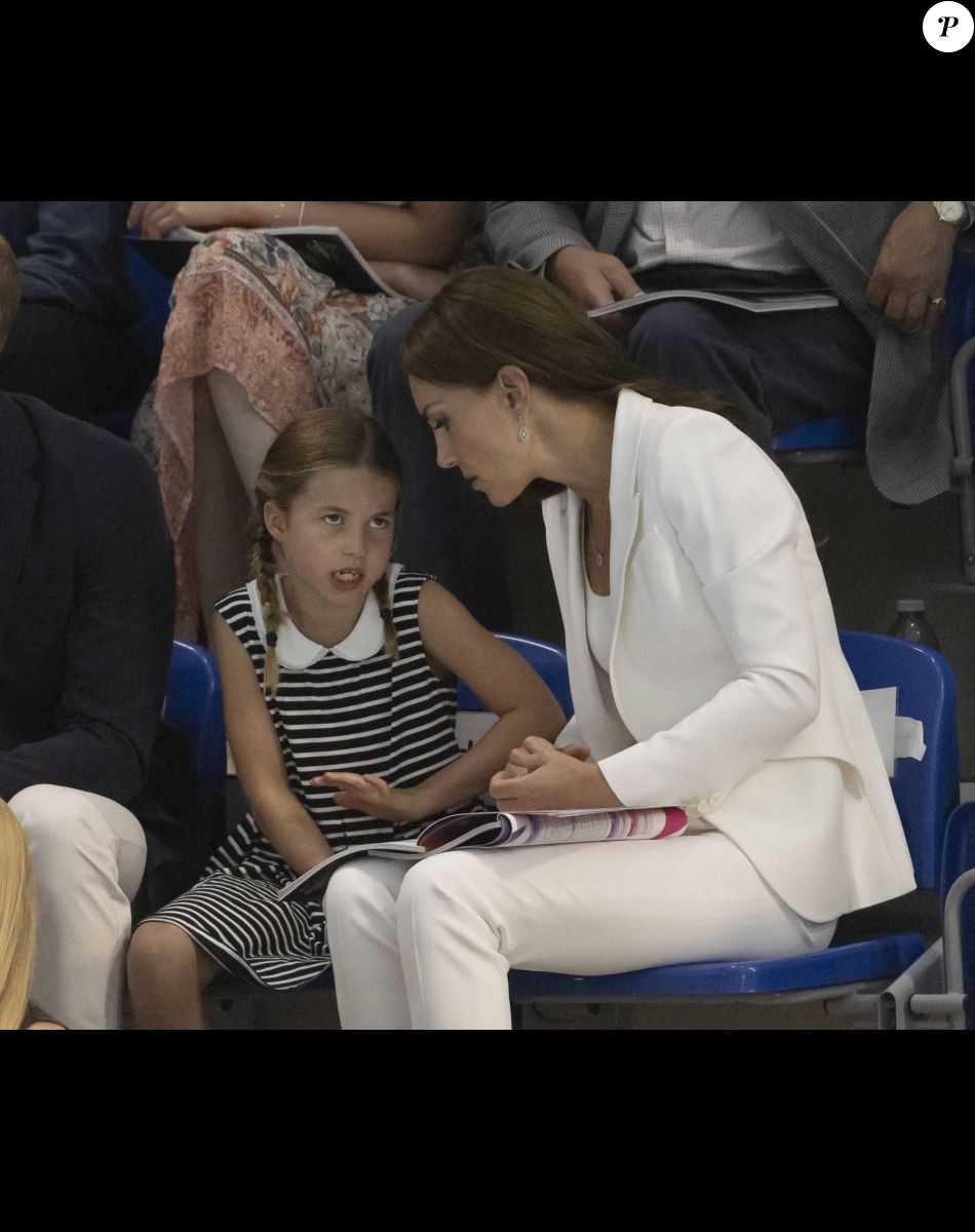 Le prince William, duc de Cambridge, et Catherine (Kate) Middleton, duchesse de Cambridge, avec la princesse Charlotte de Cambridge assistent au Jeux du Commonwealth au centre sportif de l'Université de Birmingham le 2 aout 2022.