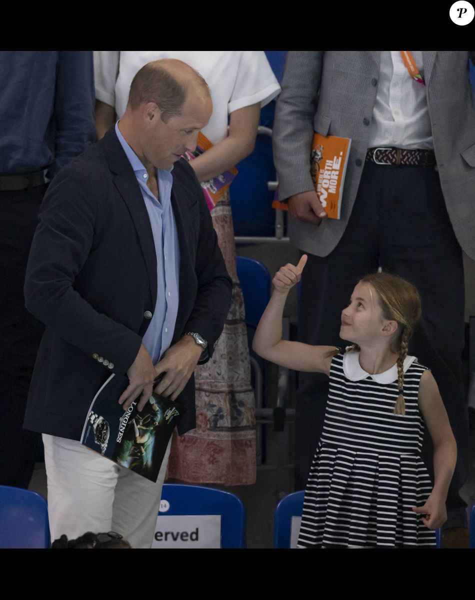 Le prince William, duc de Cambridge, et Catherine (Kate) Middleton, duchesse de Cambridge, avec la princesse Charlotte de Cambridge assistent au Jeux du Commonwealth au centre sportif de l'Université de Birmingham le 2 aout 2022.