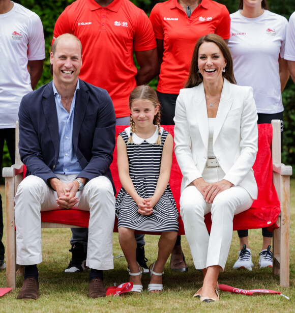 Le prince William, duc de Cambridge, et Catherine (Kate) Middleton, duchesse de Cambridge, avec la princesse Charlotte de Cambridge visitent l'association "SportsAid House" en marge des Jeux du Commonwealth de Birmingham, le 2 août 2022. 