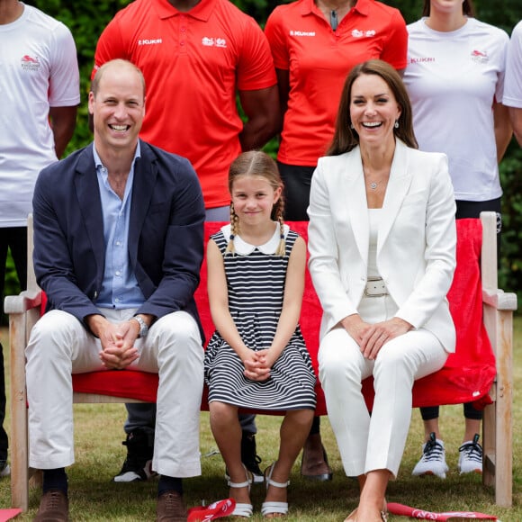 Le prince William, duc de Cambridge, et Catherine (Kate) Middleton, duchesse de Cambridge, avec la princesse Charlotte de Cambridge visitent l'association "SportsAid House" en marge des Jeux du Commonwealth de Birmingham, le 2 août 2022. 