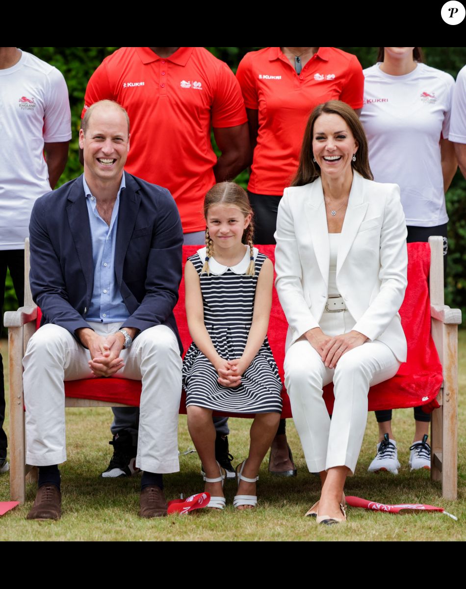 Le prince William, duc de Cambridge, et Catherine (Kate) Middleton, duchesse de Cambridge, avec la princesse Charlotte de Cambridge visitent l'association "SportsAid House" en marge des Jeux du Commonwealth de Birmingham, le 2 août 2022.