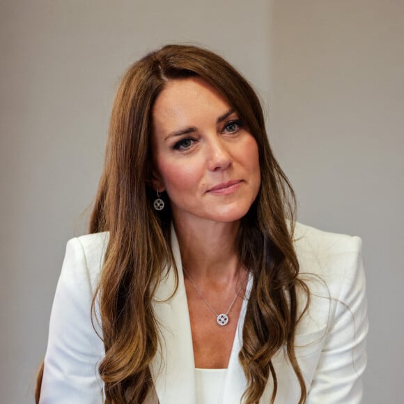 Le prince William, duc de Cambridge, et Catherine (Kate) Middleton, duchesse de Cambridge, avec la princesse Charlotte de Cambridge visitent l'association "SportsAid House" en marge des Jeux du Commonwealth de Birmingham, le 2 août 2022. 