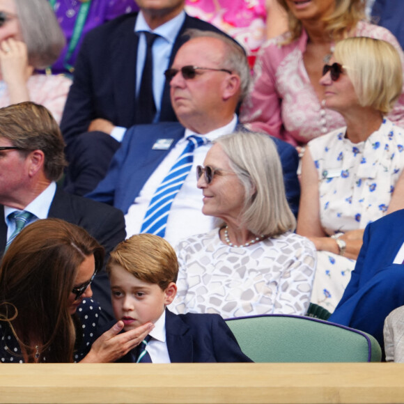 Le prince William, duc de Cambridge, et Catherine (Kate) Middleton, duchesse de Cambridge, avec le prince George de Cambridge dans les tribunes de la finale du tournoi de Wimbledon, le 10 juillet 2022. 