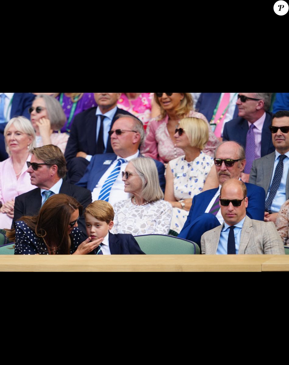 Le prince William, duc de Cambridge, et Catherine (Kate) Middleton, duchesse de Cambridge, avec le prince George de Cambridge dans les tribunes de la finale du tournoi de Wimbledon, le 10 juillet 2022.
