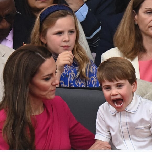 Kate Catherine Middleton, duchesse de Cambridge, le prince Louis, la princesse Charlotte, Mia Tindall - La famille royale d'Angleterre lors de la parade devant le palais de Buckingham, à l'occasion du jubilé de la reine d'Angleterre. le 5 juin 2022