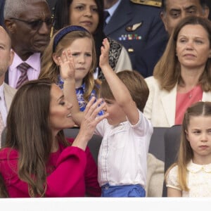 Catherine (Kate) Middleton, duchesse de Cambridge, Le prince Louis de Cambridge, La princesse Charlotte de Cambridge, Mike Tindall, sa fille Mia Grace - Jubilé de platine de la reine Elisabeth II d'Angleterre à Bukingham Palace à Londres, le 5 juin 2022. 