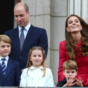 Le prince William, duc de Cambridge, Catherine Kate Middleton, duchesse de Cambridge et leurs enfants le prince George, la princesse Charlotte et le prince Louis - La famille royale au balcon du palais de Buckingham lors de la parade de clôture de festivités du jubilé de la reine à Londres le 5 juin 2022. 