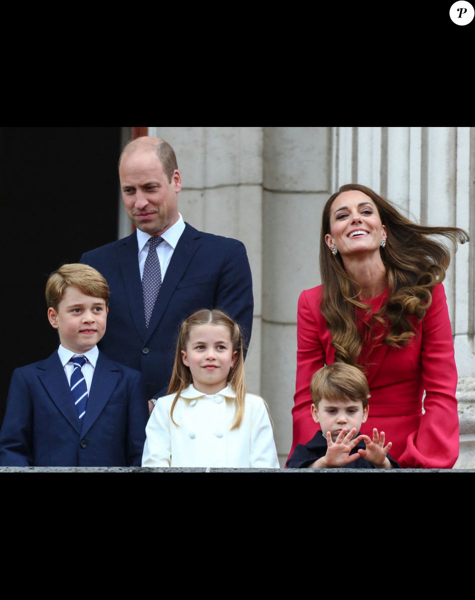 Le prince William, duc de Cambridge, Catherine Kate Middleton, duchesse de Cambridge et leurs enfants le prince George, la princesse Charlotte et le prince Louis - La famille royale au balcon du palais de Buckingham lors de la parade de clôture de festivités du jubilé de la reine à Londres le 5 juin 2022.