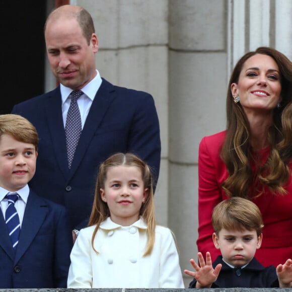 le prince William, duc de Cambridge, Catherine Kate Middleton, duchesse de Cambridge et leurs enfants le prince George, la princesse Charlotte et le prince Louis - La famille royale au balcon du palais de Buckingham lors de la parade de clôture de festivités du jubilé de la reine à Londres le 5 juin 2022. 