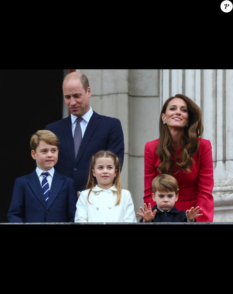 le prince William, duc de Cambridge, Catherine Kate Middleton, duchesse de Cambridge et leurs enfants le prince George, la princesse Charlotte et le prince Louis - La famille royale au balcon du palais de Buckingham lors de la parade de clôture de festivités du jubilé de la reine à Londres le 5 juin 2022.