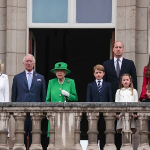 Camilla Parker Bowles, duchesse de Cornouailles, Le prince Charles, prince de Galles, La reine Elisabeth II d'Angleterre, le prince William, duc de Cambridge, Catherine Kate Middleton, duchesse de Cambridge et leurs enfants le prince George, la princesse Charlotte et le prince Louis - La famille royale au balcon du palais de Buckingham lors de la parade de clôture de festivités du jubilé de la reine à Londres le 5 juin 2022. 