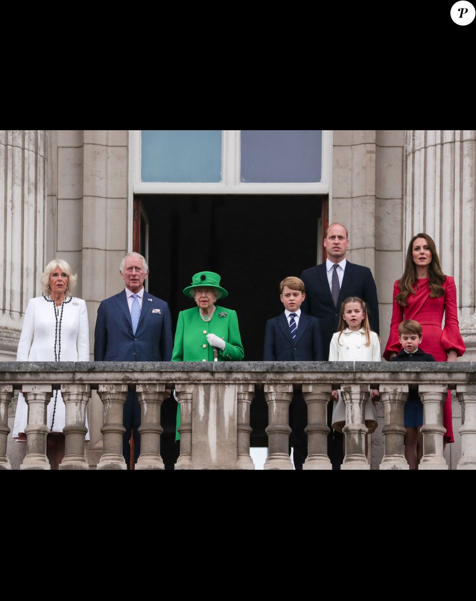 Camilla Parker Bowles, duchesse de Cornouailles, Le prince Charles, prince de Galles, La reine Elisabeth II d'Angleterre, le prince William, duc de Cambridge, Catherine Kate Middleton, duchesse de Cambridge et leurs enfants le prince George, la princesse Charlotte et le prince Louis - La famille royale au balcon du palais de Buckingham lors de la parade de clôture de festivités du jubilé de la reine à Londres le 5 juin 2022.